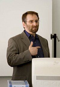 Prof. Dr. Edward Larky sprach beim 4. Halleschen Medienkolloquium ber verschiedene Musiksendungen des DDR-Fernsehens. (Foto: S. Pfau)