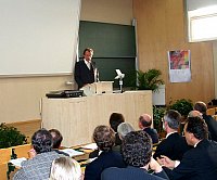 Alfred Neven DuMont whrend seiner Antrittsvorlesung als Honorarprofessor fr Medienkonomie 2001