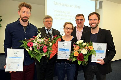 Glückliche Gewinner und offizielle Vertreter: Niklas Ottersbach (Platz 3), IHK-Präsident Klaus Olbricht, Maren Schuster (Siegerprojekt), Gerald Perschke (DJV-Landesverband Sachsen-Anhalt), Hans Jakob Rausch (Platz 2). (v.l.n.r.) | Foto: Viktoria Kühne