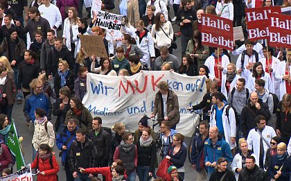 Muk-Studierende und Mitarbeiter demonstrierten am 30.04.2013 in Halle unter dem Motto "Wir MuKken auf!" (Foto: Thomas Knebel)