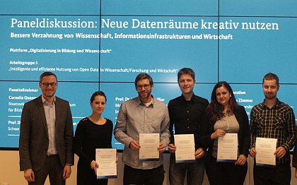 Nicolas Zimmer berreichte die Preise an Antje Schimke (Fraunhofer Institut), Sebastian Fischer (Martin-Luther-Universitt) sowie das Team des Hasso-Plattner-Instituts Thorsten Papenbrock, Hazar Marmouch und Sebastian Kruse. (v.l.n.r.)