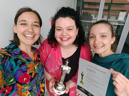 Pia Mozet, Jenny Kleine und Maren Kießling (v.l.n.r.) mit dem FullDome Award
