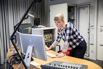Berenike Beigang im Audiostudio c Matthias Ritzmann Uni Halle