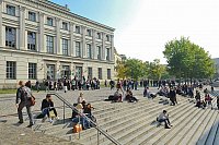 Der zentrale Campus der Uni Halle mit Lwengebude und Audimax